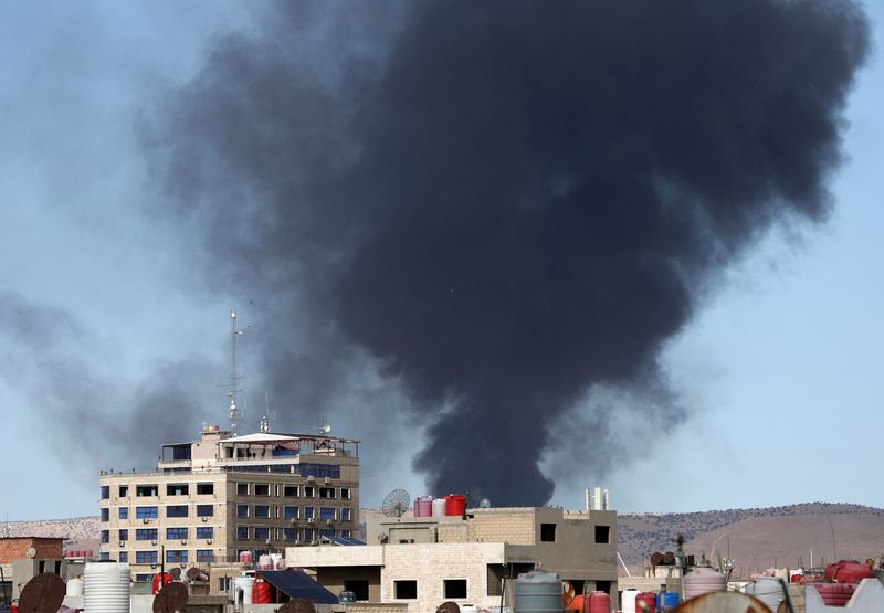 &copy; Reuters. FILE PHOTO: Smoke rises from Syria's Kurdish-controlled northeast city of Qamishli, Syria October 5, 2023. REUTERS/Orhan Qereman/File Photo