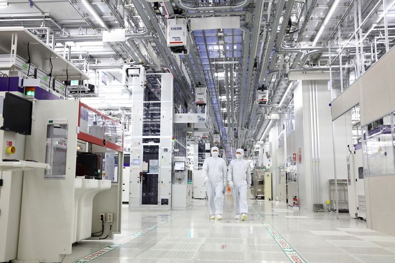 © Reuters. FILE PHOTO: A view shows Samsung Electronics' chip production plant at Pyeongtaek, South Korea, in this handout picture obtained by Reuters on September 7, 2022.  Samsung Electronics/Handout via REUTERS/File Photo