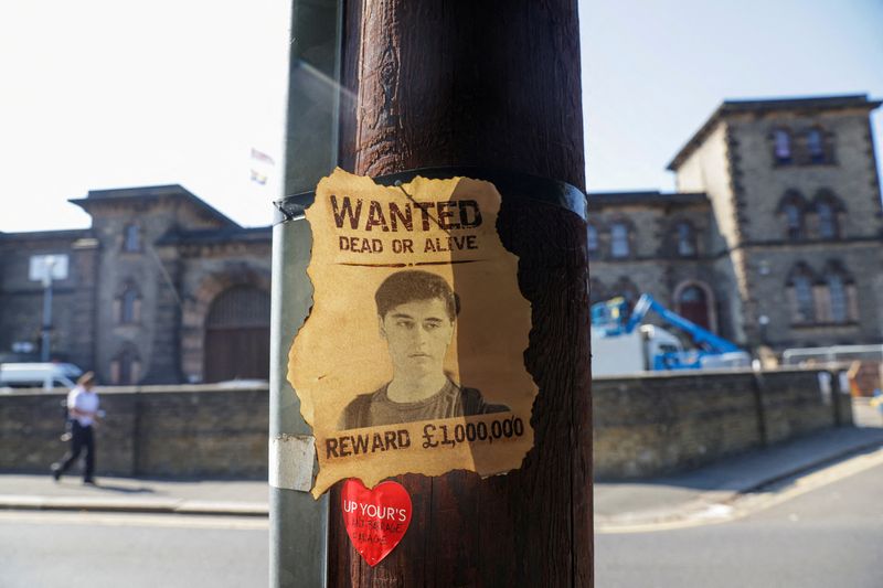 © Reuters. FILE PHOTO: A wanted sign featuring an image of Daniel Abed Khalife, a former soldier who is suspected of terrorism offences, is displayed near Wandsworth prison in London, Britain, September 7, 2023. REUTERS/Anna Gordon/File Photo