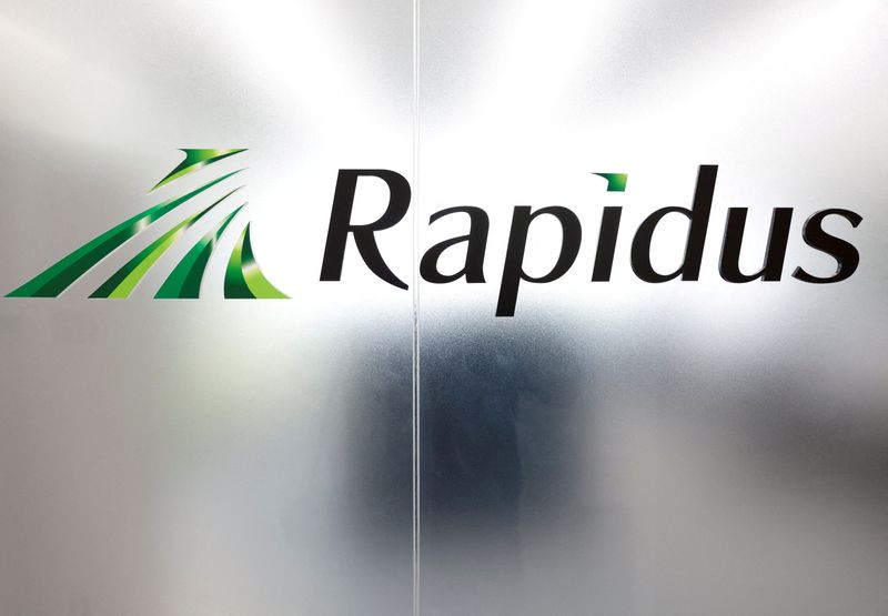 © Reuters. FILE PHOTO: The logo of Rapidus Corp. is displayed at the company headquarters in Tokyo, Japan February 2, 2023.  REUTERS/Issei Kato/File Photo