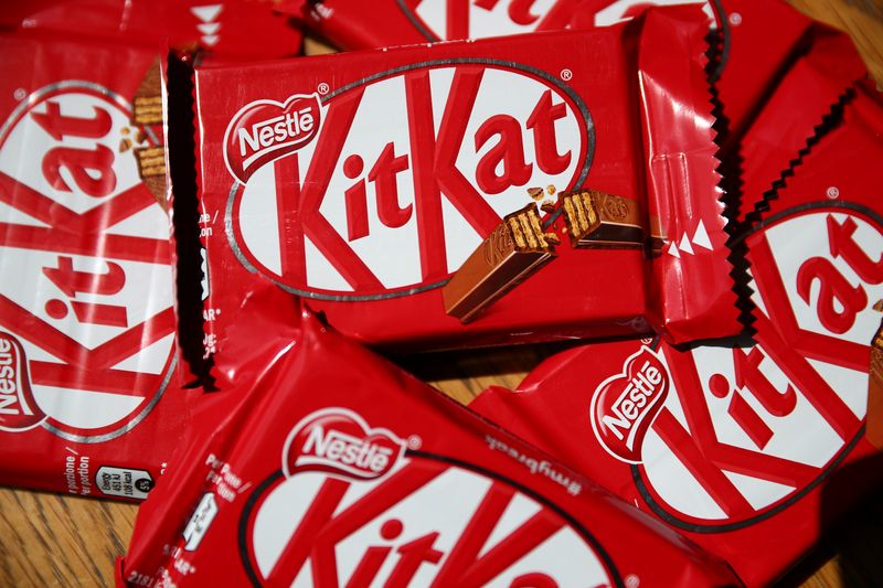 © Reuters. FILE PHOTO: Packets of Kit Kat chocolate covered wafer bars manufactured by Nestle are seen in London, Britain, July 25, 2018. REUTERS/Hannah McKay/Photo Illustration/File Photo