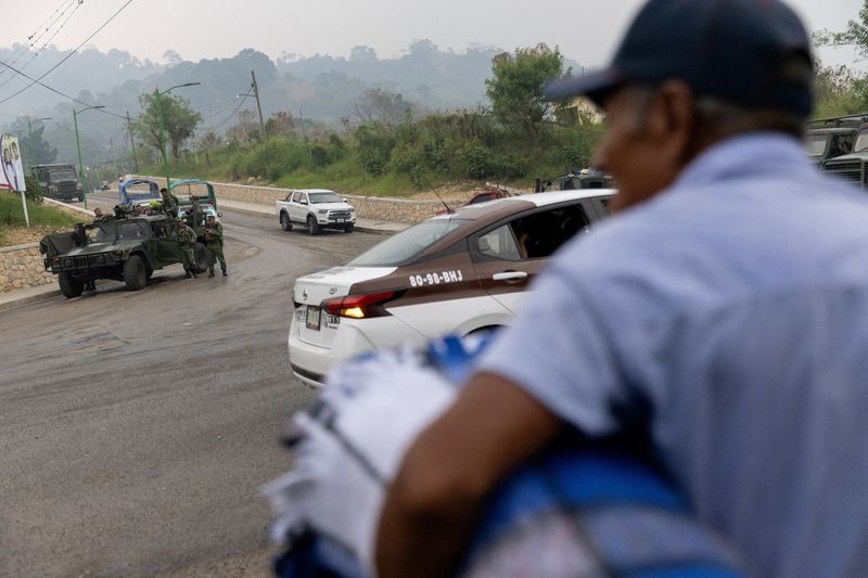 &copy; Reuters. Soldados fazem patrulha enquanto pessoas fogem de violência de gangues armadas em Yajalon, México n09/06/2024. REUTERS/Manuel Orbegozo/File Photo