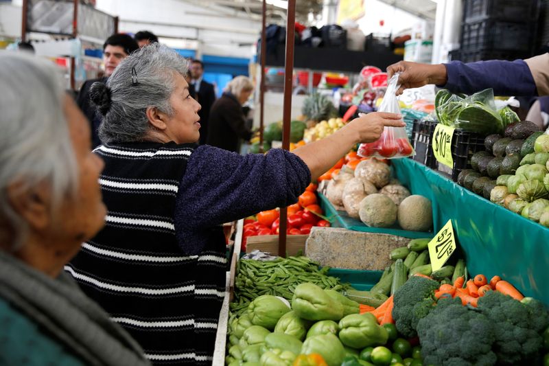 © Reuters. FILE PHOTO: A woman buys tomatoes in a groceries stall at Granada market in Mexico City, Mexico, January 10, 2017. Picture taken January 10, 2017. REUTERS/Tomas Bravo/File Photo