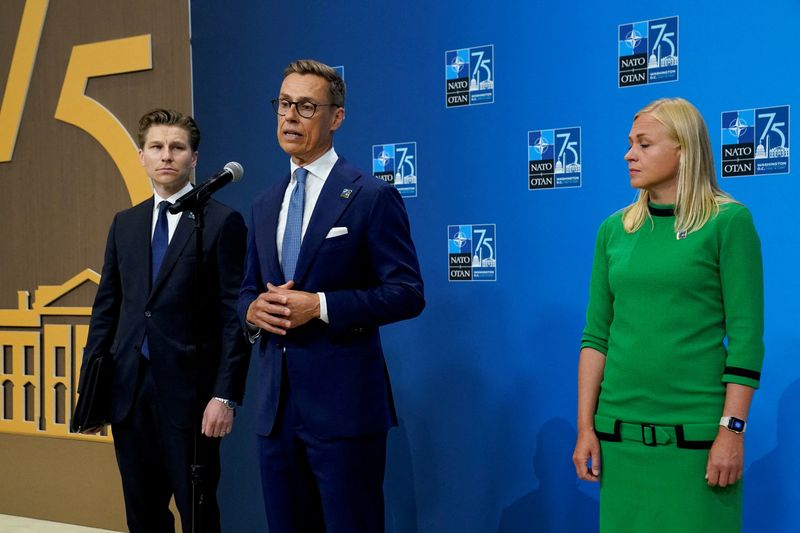 © Reuters. FILE PHOTO: Finland's President Alexander Stubb is joined by Finland's Foreign Minister Elina Valtonen and Defense Minister Antti Hakkanen, as he delivers remarks at NATO's 75th anniversary summit in Washington, U.S., July 10, 2024. REUTERS/Elizabeth Franz/File Photo