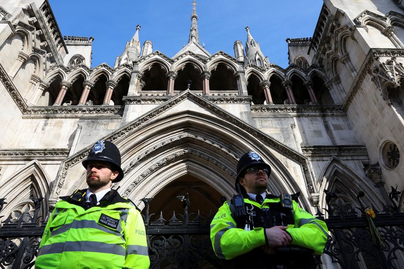 &copy; Reuters. FILE PHOTO: Police officers stand guard ouside the High Court, on the day it is set to rule on whether Julian Assange can appeal against extradition from Britain to the United States, in London, Britain, March 26, 2024. REUTERS/Toby Melville/File Photo