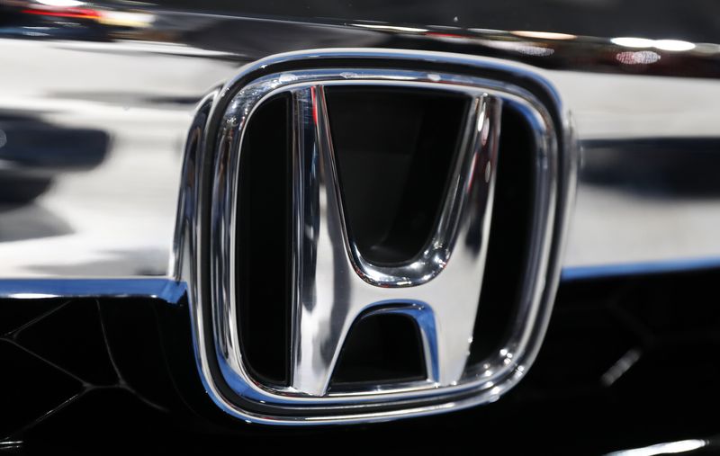 © Reuters. The Honda logo is seen on a Honda car displayed at the New York Auto Show in the Manhattan borough of New York City, New York, U.S., March 29, 2018. REUTERS/Shannon Stapleton/File Photo