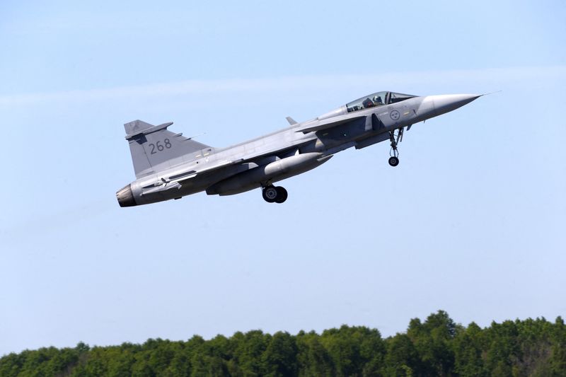 &copy; Reuters. FILE PHOTO: A Swedish Air Force Saab JAS 39 Gripen fighter jet takes off during an exercise at Amari military air base, Estonia May 25, 2018. REUTERS/Ints Kalnins/File Photo