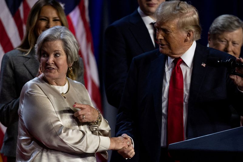 &copy; Reuters. O presidente dos EUA, Donald Trump, aperta a mão de sua conselheira sênior, Susie Wiles, após os primeiros resultados da eleição presidencial dos EUA de 2024 no Centro de Convenções do Condado de Palm Beach, em West Palm Beach, Flórida, EUAn06/11/