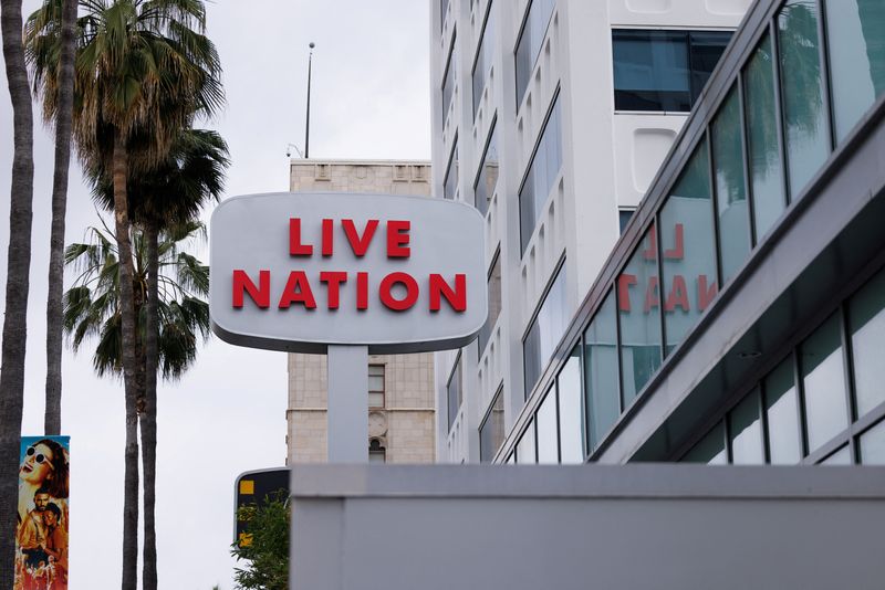 © Reuters. FILE PHOTO: A Live Nation sign stands next to an office building along Hollywood Blvd, after the U.S. Department of Justice and a group of states filed an antitrust lawsuit against Live Nation Entertainment, in Los Angeles, California, U.S., May 23, 2024.  REUTERS/Mike Blake/File Photo