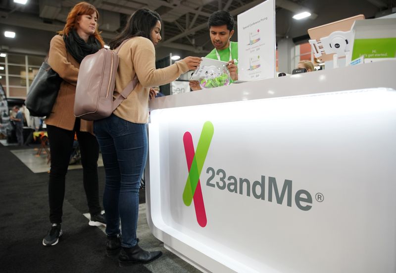 © Reuters. FILE PHOTO: Attendees purchase DNA kits at the 23andMe booth at the RootsTech annual genealogical event in Salt Lake City, Utah, U.S., February 28, 2019.  REUTERS/George Frey/File Photo