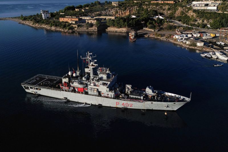 &copy; Reuters. Navio da marinha italiana Libra transportando migrantes que chegam à Albânia, como parte de um acordo para processar milhares de requerentes de asilo capturados perto de águas italianas, em Shengjin, na Albânian08/11/2024nREUTERS/Florion Goga