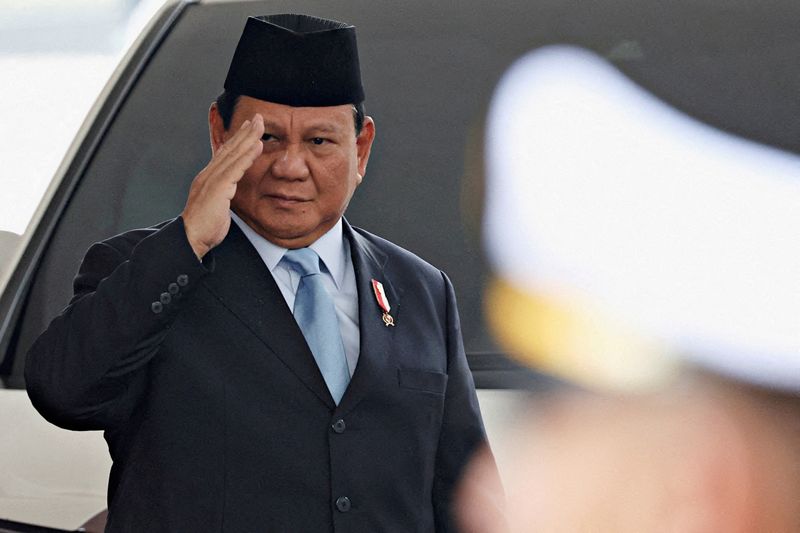 © Reuters. FILE PHOTO: Indonesian President-elect Prabowo Subianto gestures as he attends the annual State of the Nation Address at the parliament building, ahead of the country's Independence Day, in Jakarta, Indonesia, August 16, 2024. REUTERS/Ajeng Dinar Ulfiana/Pool//File Photo