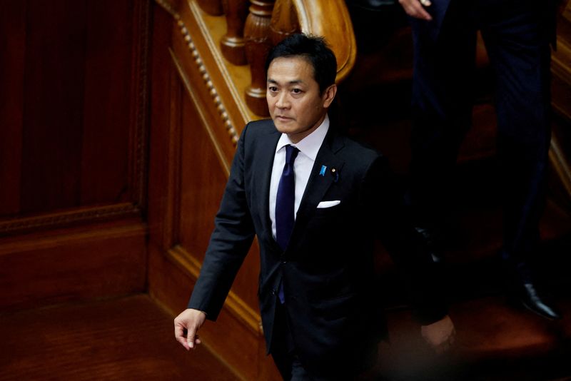 © Reuters. FILE PHOTO: Yuichiro Tamaki, head of the opposition Democratic Party for the People (DPP) attends a session on the day lawmakers vote to elect the new prime minister, at the Lower House of Parliament in Tokyo, Japan November 11, 2024. REUTERS/Kim Kyung-Hoon/File Photo