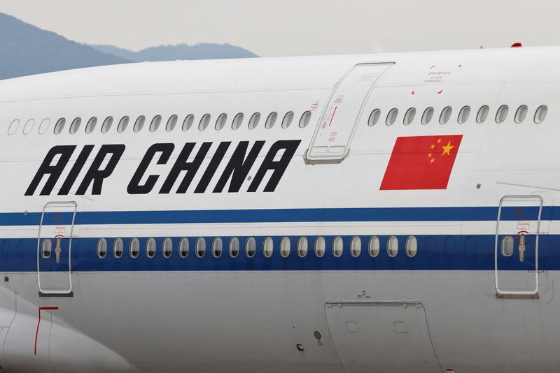 © Reuters. FILE PHOTO: Air China flight is seen as Chinese Premier Li Qiang arrives to attend the trilateral summit with his South Korean and Japanese counterparts  in Seoul, South Korea, May 26, 2024. REUTERS/Kim Soo-hyeon/File Photo