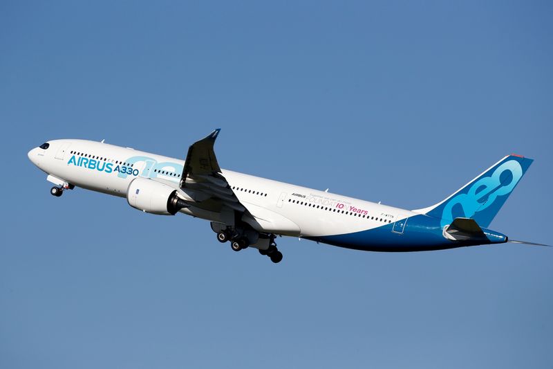 &copy; Reuters. FILE PHOTO: An Airbus A330neo aircraft takes off from the Airbus delivery center in Colomiers near Toulouse, France, March 20, 2019.   REUTERS/Regis Duvignau/File Photo