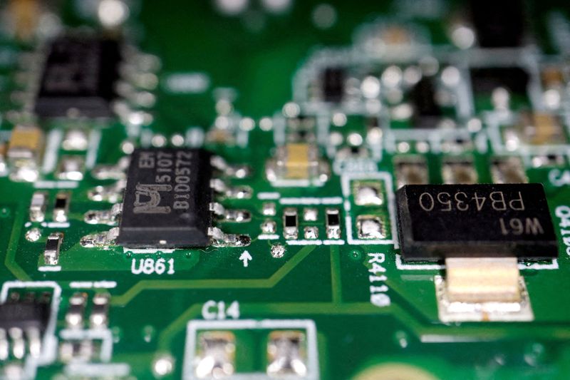 © Reuters. FILE PHOTO: Semiconductors are seen on a printed circuit board in this illustration picture taken February 17, 2023. REUTERS/Florence Lo/File Photo