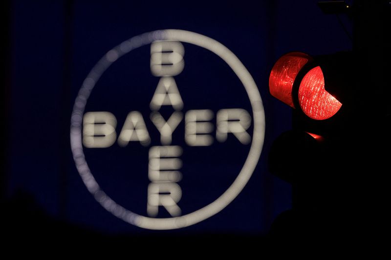 © Reuters. FILE PHOTO: The 120 metres high Bayer Cross, logo of German pharmaceutical and chemical maker Bayer AG, consisting of 1710 LED glass bulbs, is seen next to a red traffic light in Leverkusen, Germany, September 23, 2023.  REUTERS/Wolfgang Rattay/File Photo