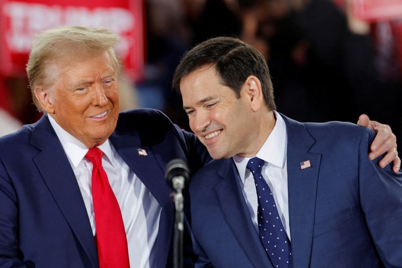 &copy; Reuters. Il presidente eletto repubblicano Donald Trump e il senatore Marco Rubio durante un evento in Raleigh, Nord Carolina. REUTERS/Jonathan Drake