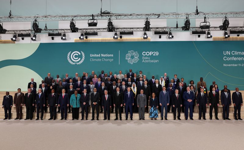 © Reuters. World leaders attending the United Nations climate change conference, known as COP29, pose for a family photo in Baku, Azerbaijan November 12, 2024. REUTERS/Murad Sezer