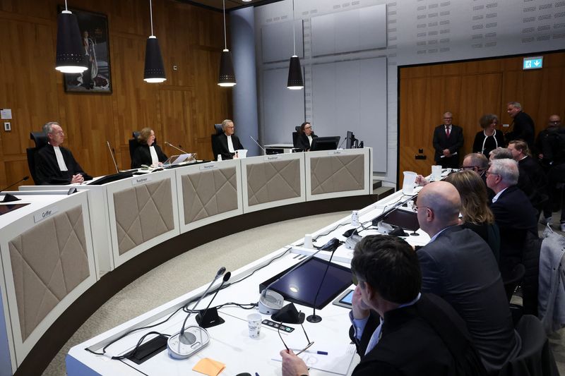 © Reuters. General view of the courtroom as a Dutch court rules in Shell's appeal over a 2021 court order to drastically deepen planned greenhouse gas emission cuts, in The Hague, Netherlands November 12, 2024. REUTERS/Yves Herman