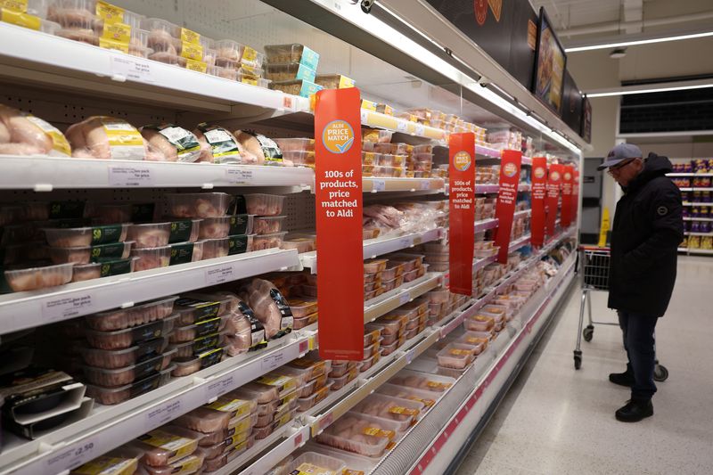 © Reuters. FILE PHOTO: A customer shops in the poultry aisle inside a Sainsbury's supermarket, in Richmond, West London, Britain February 21, 2024. REUTERS/Isabel Infantes/File Photo