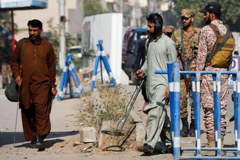 © Reuters. FILE PHOTO: Members of the bomb disposal squad in plain clothes, survey the area after yesterday's attack on a police station, in Karachi, Pakistan February 18, 2023. REUTERS/Akhtar Soomro/File Photo