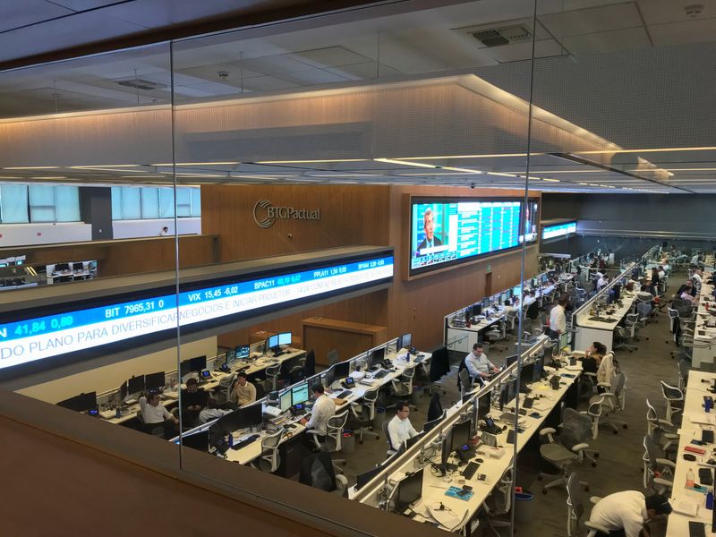 © Reuters. FILE PHOTO: Employees work at the headquarters of Brazilian investment bank BTG Pactual BPAC3.SA in Sao Paulo, Brazil, May 16, 2019. REUTERS/Paula Laier/File photo