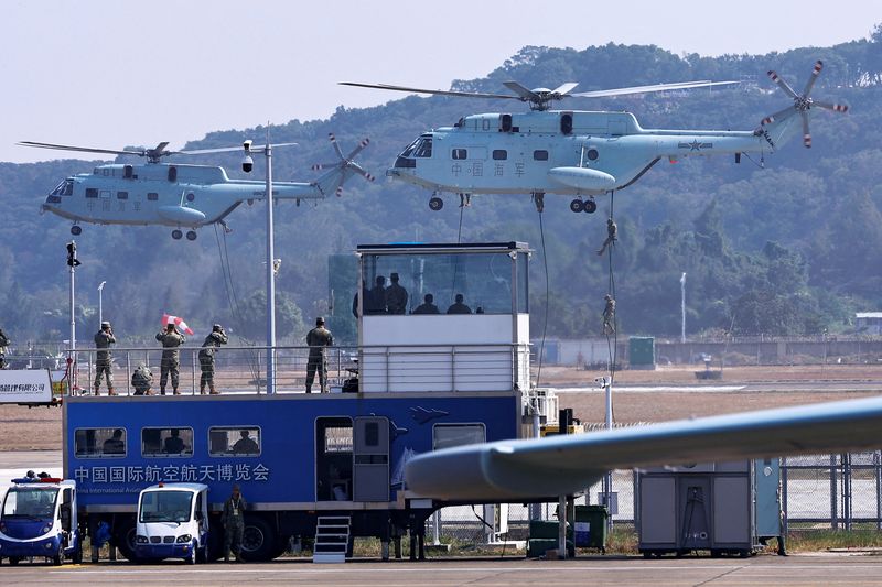 &copy; Reuters. Members of the Chinese People's Liberation Army (PLA) Navy climb off a transport helicopter at the China International Aviation and Aerospace Exhibition, or Airshow China, in Zhuhai, Guangdong province, China November 12, 2024. REUTERS/Tingshu Wang