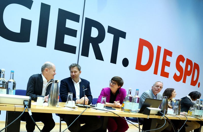 © Reuters. German Chancellor Olaf Scholz, Co-leaders of the Social Democratic Party (SPD) Lars Klingbeil and Saskia Esken and Social Democratic Party (SPD) general secretary Matthias Miersch attend a SPD board meeting in Berlin, Germany November 11, 2024. REUTERS/Lisi Niesner/Pool