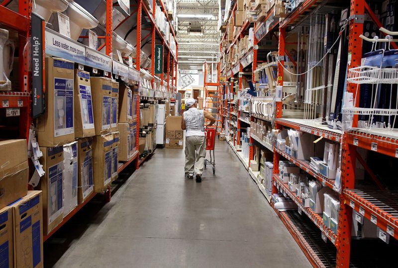 © Reuters. FILE PHOTO: A man pushes his shopping cart down an aisle at a Home Depot store in New York, July 29, 2010. Picture taken July 29, 2010. REUTERS/Shannon Stapleton/File Photo