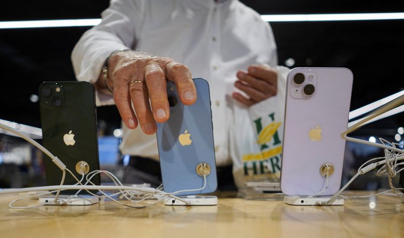 © Reuters. FILE PHOTO: A man looks at Apple iPhones at a shop in Bilbao, Spain, September 14, 2023. REUTERS/Vincent West/File Photo