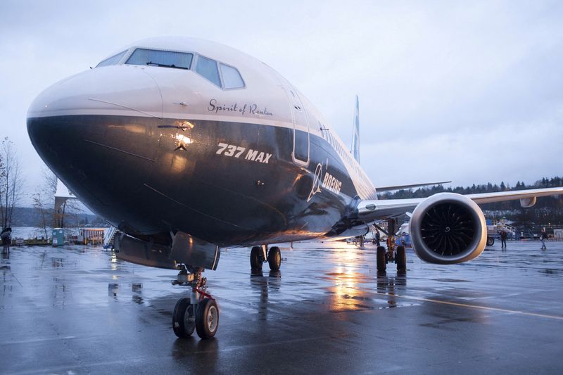 © Reuters. FILE PHOTO: A Boeing 737 MAX 8 sits outside the hangar during a media tour of the Boeing 737 MAX at the Boeing plant in Renton, Washington December 8, 2015. REUTERS/Matt Mills McKnight/File Photo