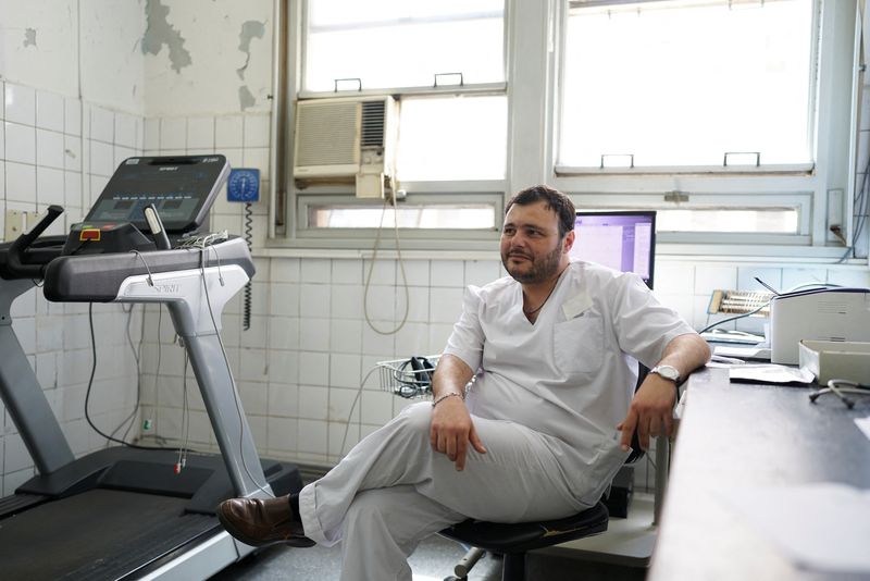 © Reuters. Cardiologist Enrique Stazzone looks on during an interview with Reuters at the Hospital de Clinicas, in Buenos Aires, Argentina October 25, 2024. REUTERS/Tomas Morrison