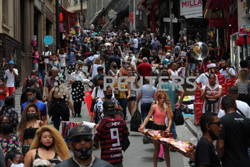 &copy; Reuters. Rua de comércio em São Paulon15/12/2020. REUTERS/Amanda Perobelli