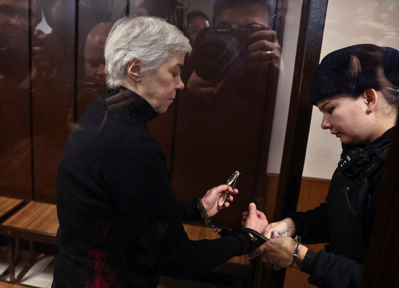 © Reuters. Nadezhda Buyanova, a 68-year-old paediatrician denounced by a patient's mother for an alleged unpatriotic statement and accused of blaming Russia's armed forces for a military conflict against Ukraine, attends a court hearing in Moscow, Russia November 12, 2024. REUTERS/Evgenia Novozhenina