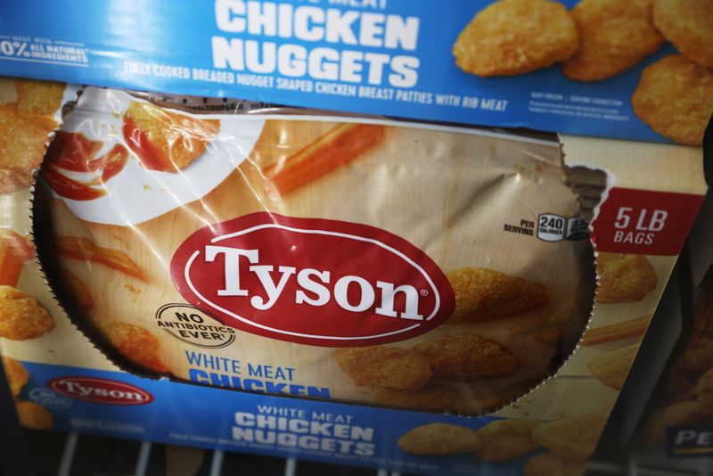 © Reuters. FILE PHOTO: Tyson Chicken Nuggets, owned by Tyson Foods, are seen for sale in Queens, New York, U.S., November 16, 2021. REUTERS/Andrew Kelly/File Photo