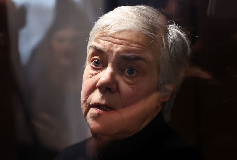 © Reuters. Nadezhda Buyanova, a 68-year-old paediatrician denounced by a patient's mother for an alleged unpatriotic statement and accused of blaming Russia's armed forces for a military conflict against Ukraine, stands inside an enclosure for defendants during a court hearing in Moscow, Russia November 12, 2024. REUTERS/Evgenia Novozhenina