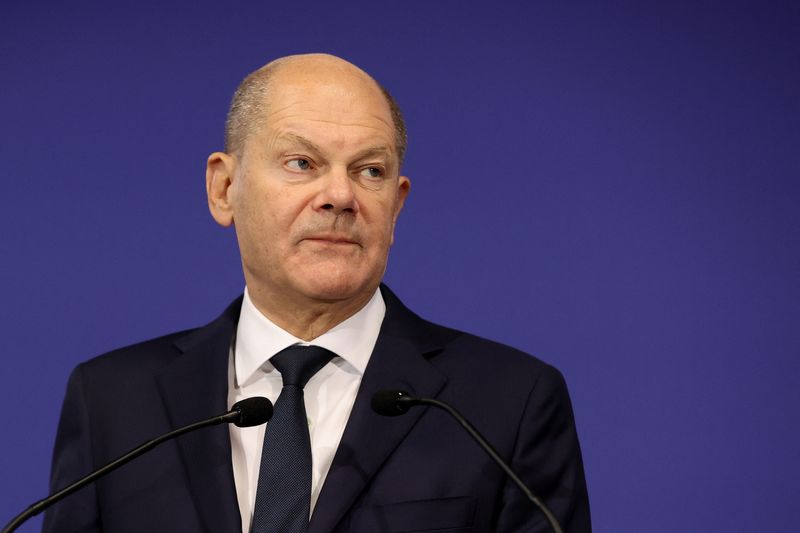 © Reuters. FILE PHOTO: German Chancellor Olaf Scholz holds a press conference during an informal EU Summit in Budapest, Hungary, November 8, 2024. REUTERS/Bernadett Szabo/File Photo