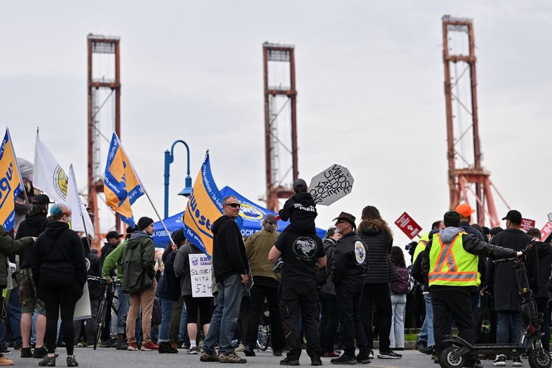 © Reuters. FILE PHOTO: International Longshore and Warehouse Union Local 514 members and supporters gather outside of the Port of Vancouver, amid a labour dispute, in Vancouver, British Columbia, Canada November 8, 2024. REUTERS/Jennifer Gauthier/File Photo