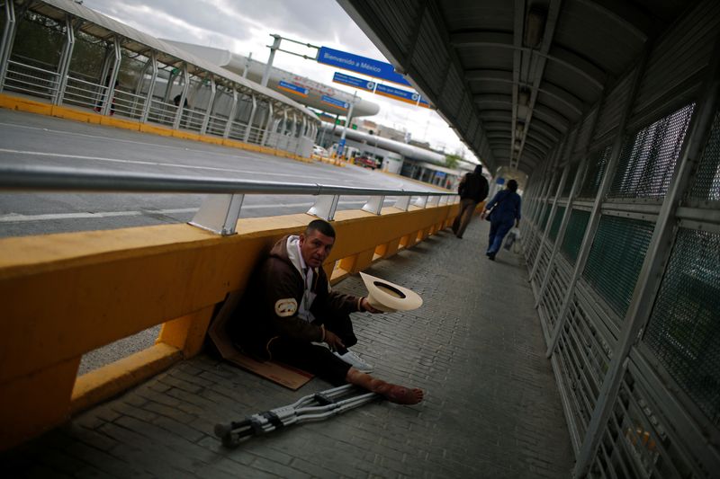 &copy; Reuters. Morador de rua na frente de aeroporto em Reynosa, no Méxicon11/01/2019nREUTERS/Tomas Bravo