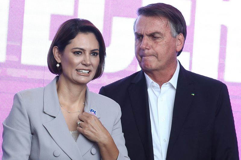 &copy; Reuters. Ex-presidente Jair Bolsonaro com a esposa, Michelle, durante evento em São Paulon06/05/2023nREUTERS/Carla Carniel