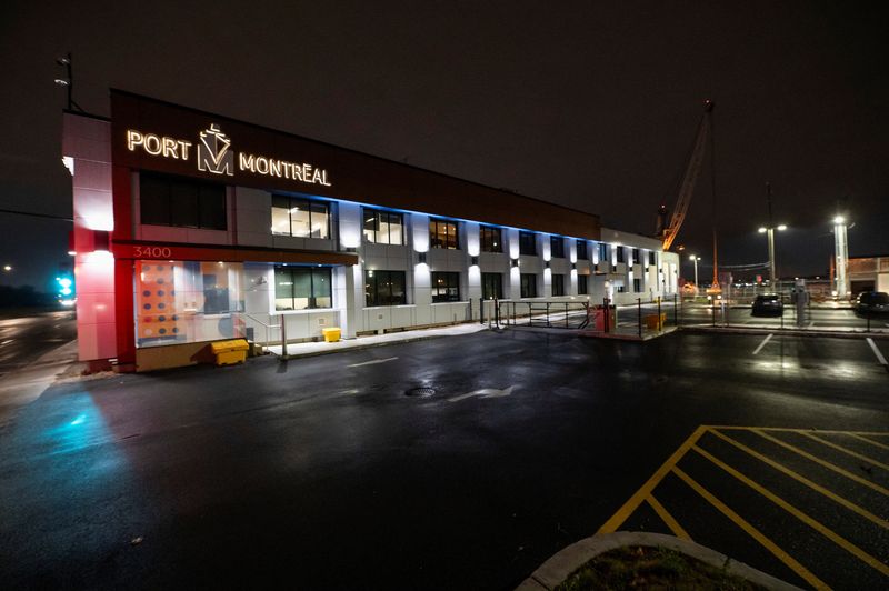 © Reuters. The Port of Montreal is closed after terminal operators shut down operations over a labour dispute with the Canadian Union of Public Employees Local 375 in Montreal, Quebec, Canada, November 10, 2024. REUTERS/Peter McCabe