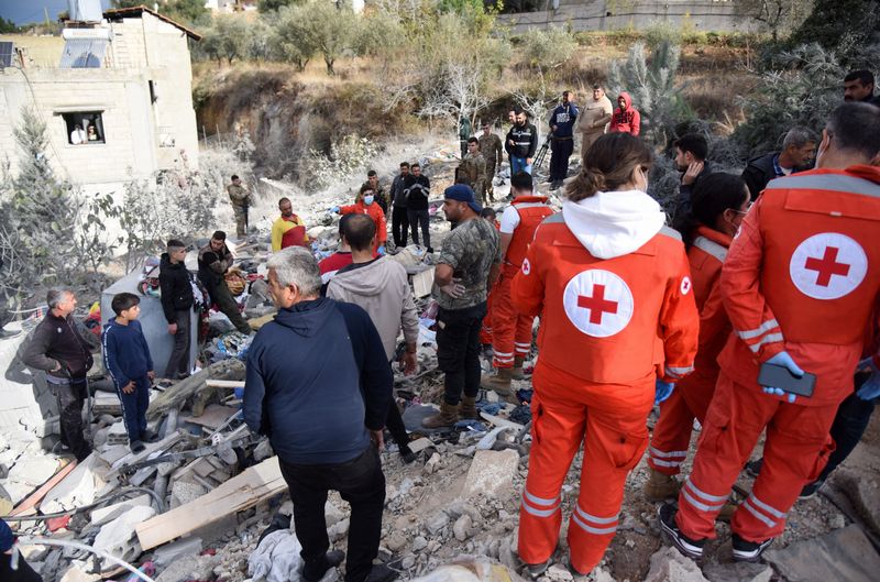 &copy; Reuters. Membri della Croce Rossa libanese lavorano sul luogo di un attacco aereo israeliano sulla città di Ain Yaaqoub, nel nord del Libano, il 12 novembre 2024. REUTERS/Omar Ibrahim