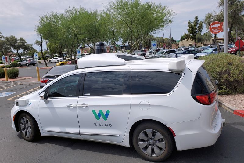 &copy; Reuters. FILE PHOTO: A driverless Waymo Chrysler Pacifica minivan blocks access to two disabled parking spaces while dropping off a passenger at a Target store in Tempe, Arizona, U.S., August 31, 2021. Picture taken August 31, 2021. REUTERS/Paresh Dave/File Photo