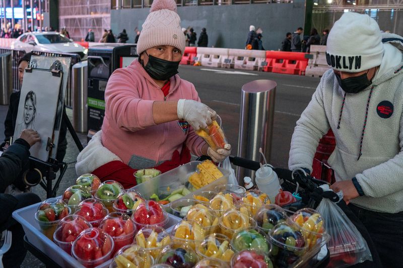 © Reuters. FILE PHOTO: People pack fruits for customers in Manhattan, New York, U.S., December 25, 2023. REUTERS/Eduardo Munoz/File Photo