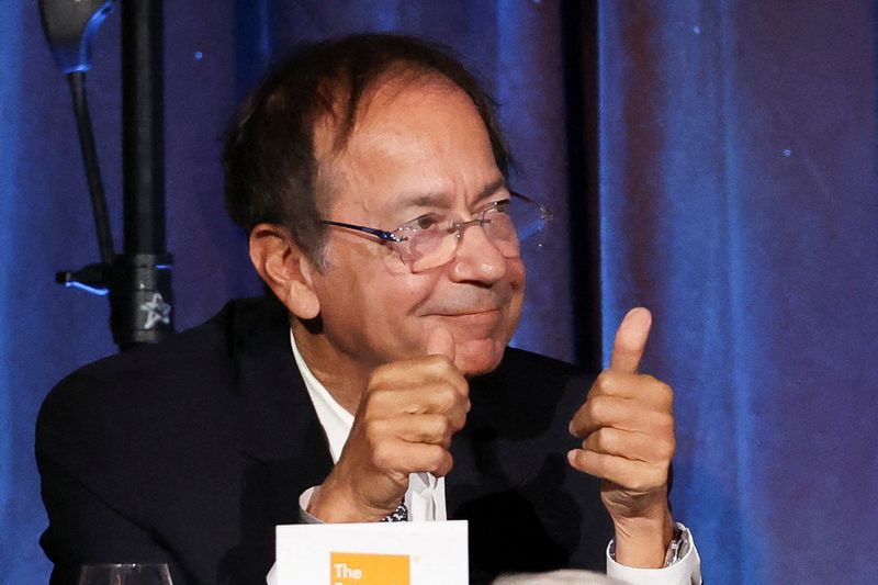 © Reuters. FILE PHOTO: Investor John Paulson gives thumbs up after asking a question as Republican presidential candidate and former U.S. President Trump addresses the Economic Club of New York, in New York City U.S. September 5, 2024.  REUTERS/Brendan McDermid/File Photo