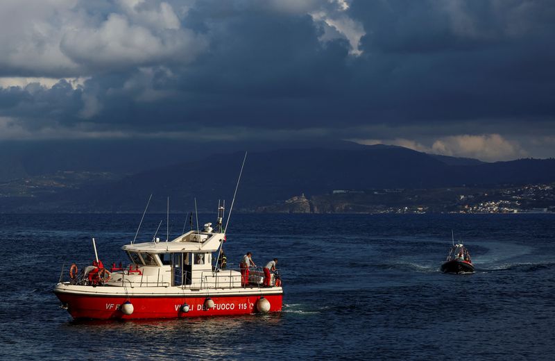 © Reuters. FILE PHOTO: Rescue boats take part in a search operation, after a luxury yacht, which was carrying British entrepreneur Mike Lynch, sank off the coast of Porticello, near the Sicilian city of Palermo, Italy, August 21, 2024. REUTERS/Louiza Vradi/File Photo