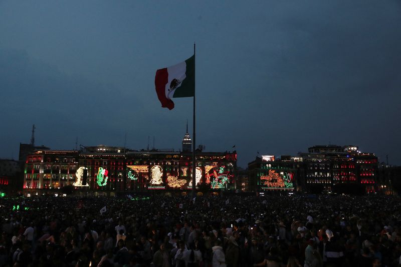 © Reuters. Bandeira do México em Zocalo
15/09/2024
REUTERS/Henry Romero