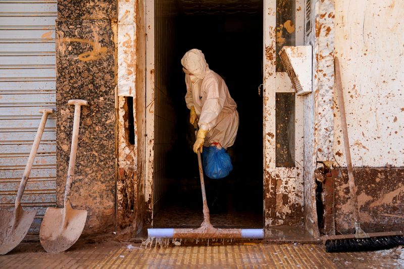 &copy; Reuters. Pessoa limpa o barro de uma casa após as inundações provocadas pelas fortes chuvas na Catarroja, perto de Valência, Espanhan10/12/2024nREUTERS/Ana Beltran