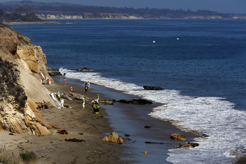 © Reuters. FILE PHOTO: Workers continue to clean the sand and rocks south of Refugio State Beach where an oil spill on May 19, 2015 sent as much as 2,400 barrels of oil into the Pacific Ocean in Santa Barbara County, California, United States July 30, 2015. REUTERS/Patrick T. Fallon/File Photo